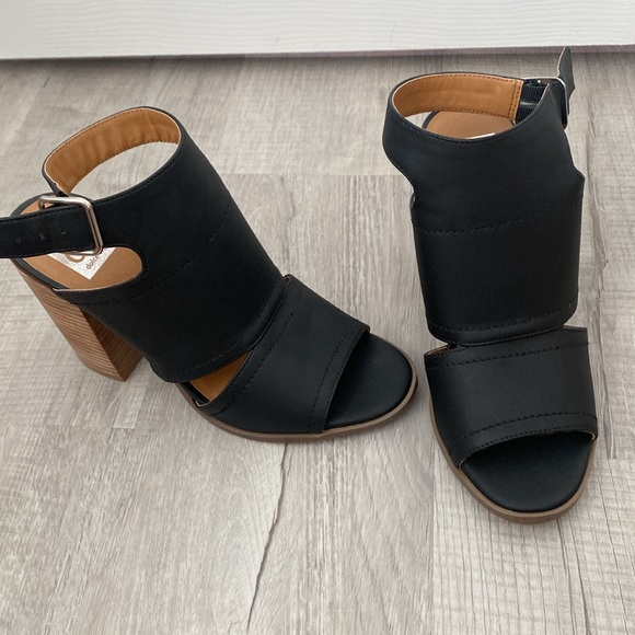 Nordstrom  rack size 9.5 dolce vita booties - Picture 2 of 7